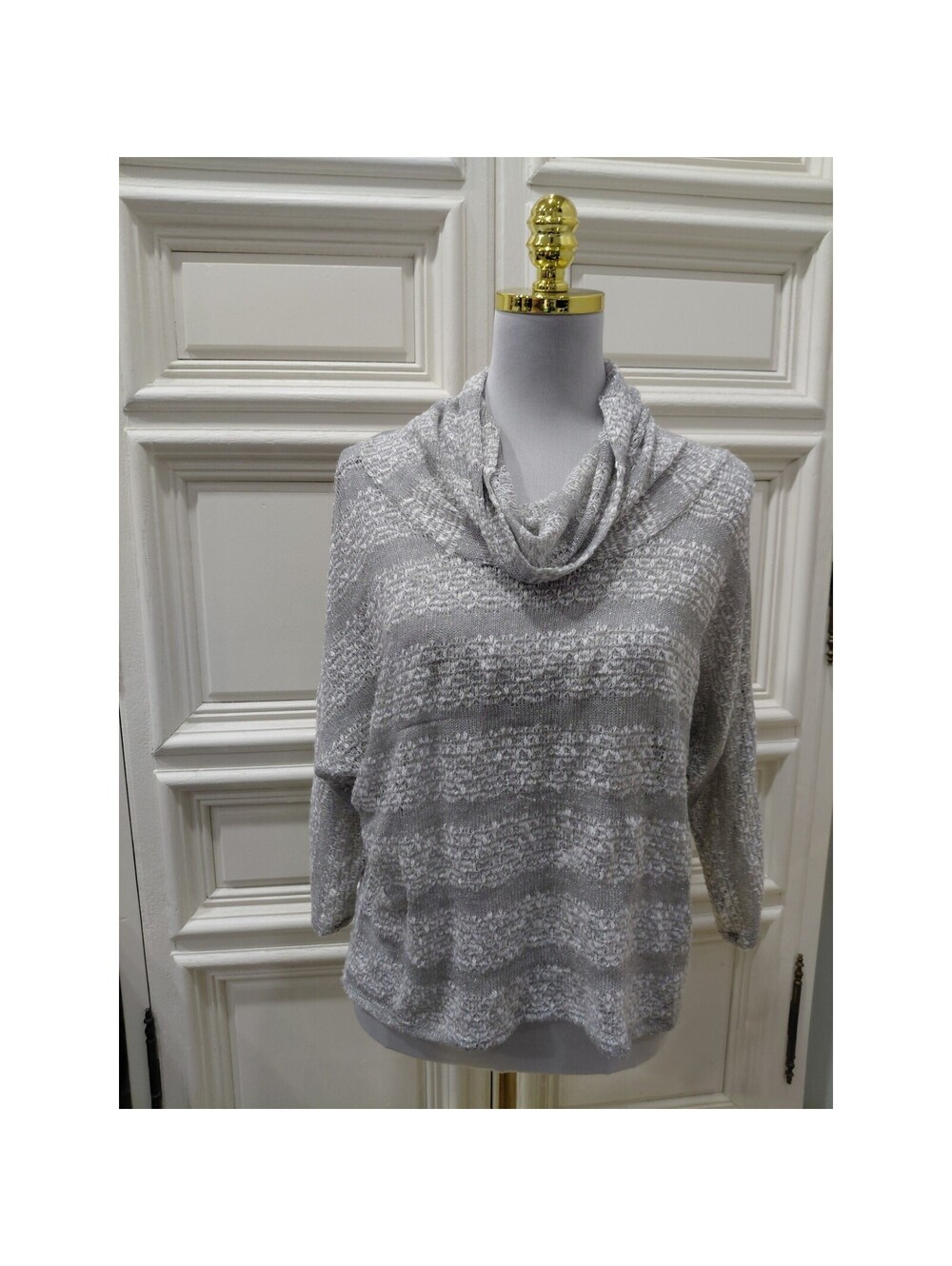 Chenault womens lace top size M white and silver long sleeve.